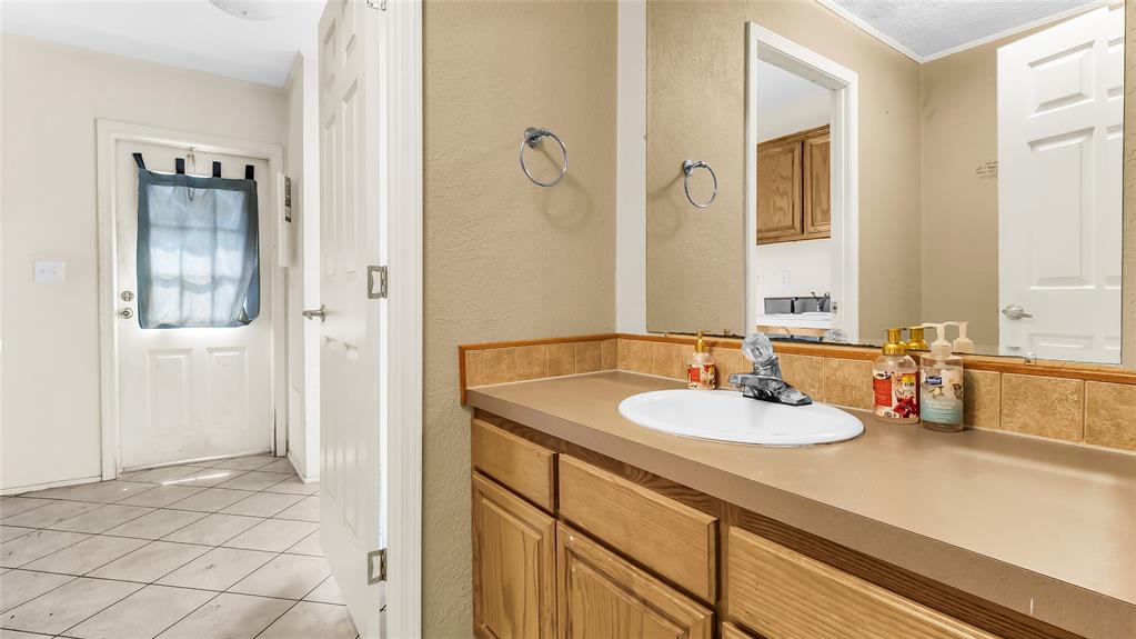 1210 E Texas Street Property Photo 19