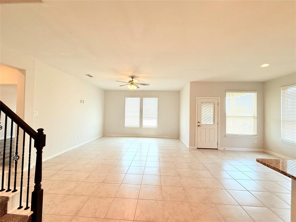 16004 Farringdon Street Property Photo 4