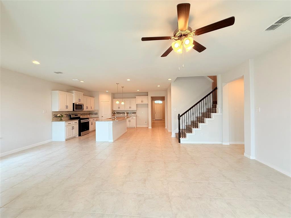 16004 Farringdon Street Property Photo 6