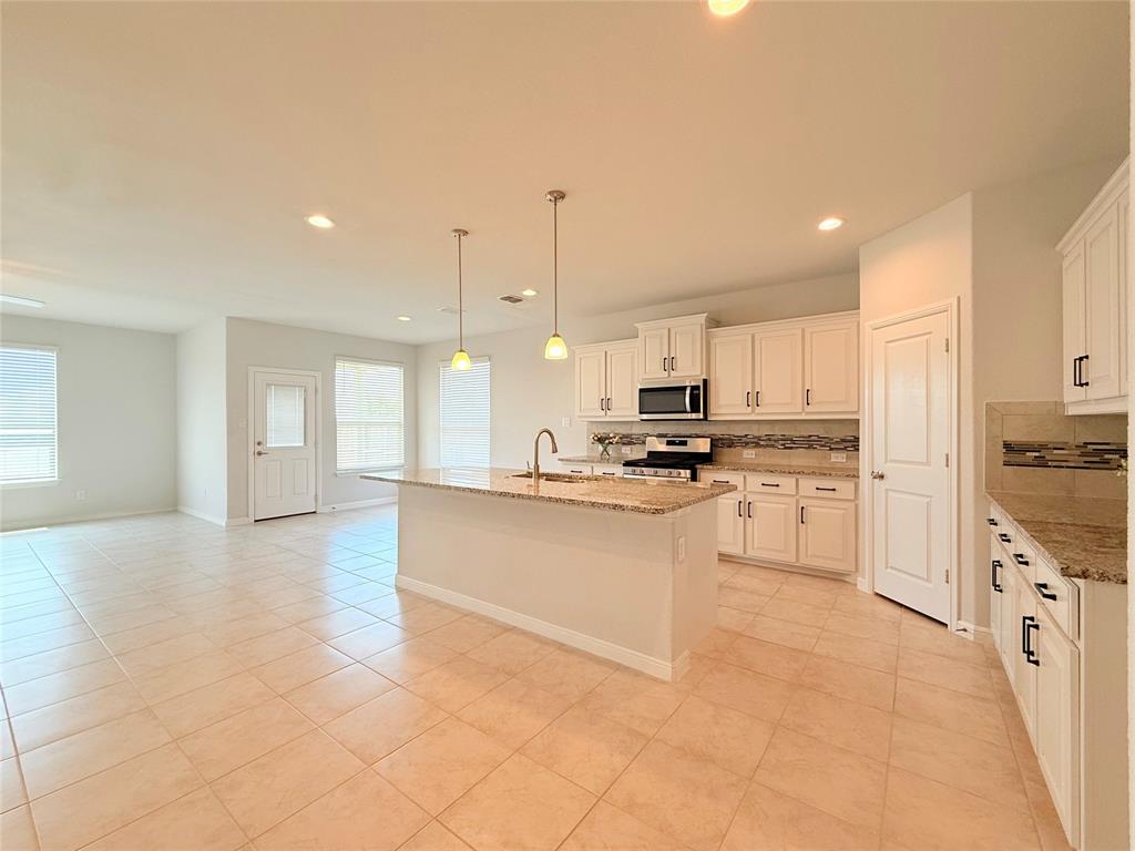 16004 Farringdon Street Property Photo 7