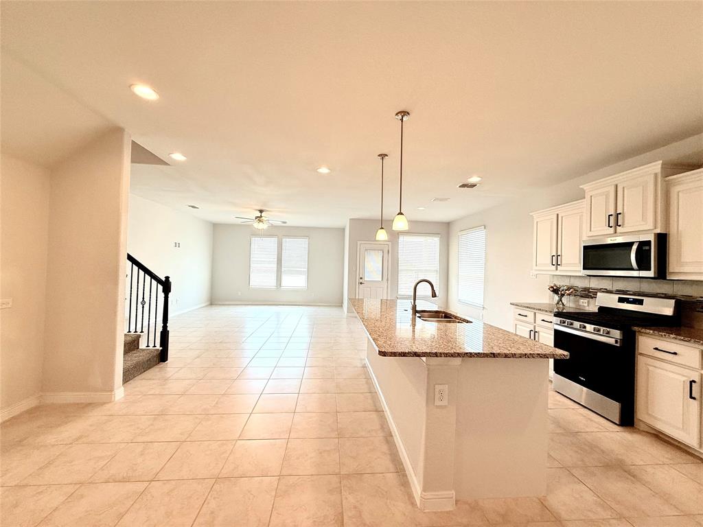 16004 Farringdon Street Property Photo 9