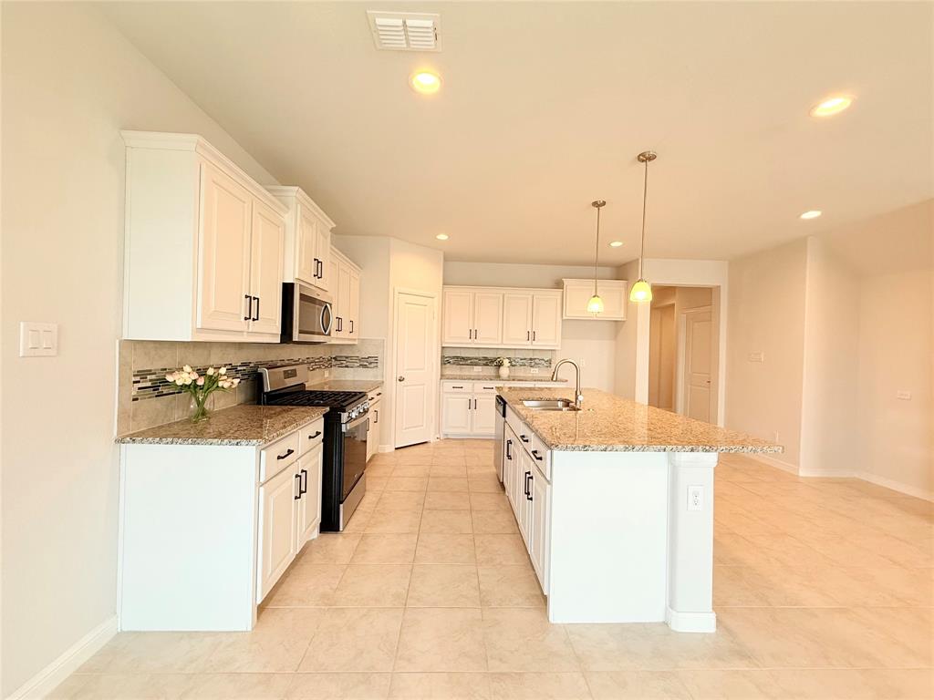 16004 Farringdon Street Property Photo 10