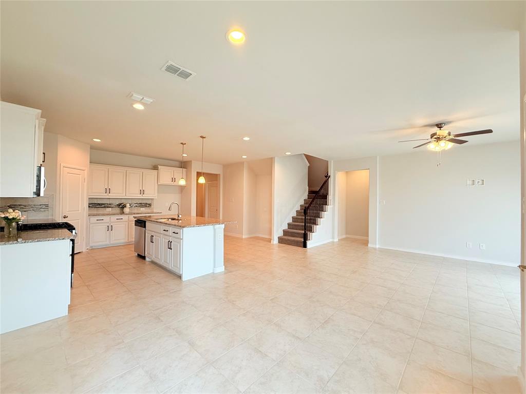 16004 Farringdon Street Property Photo 12