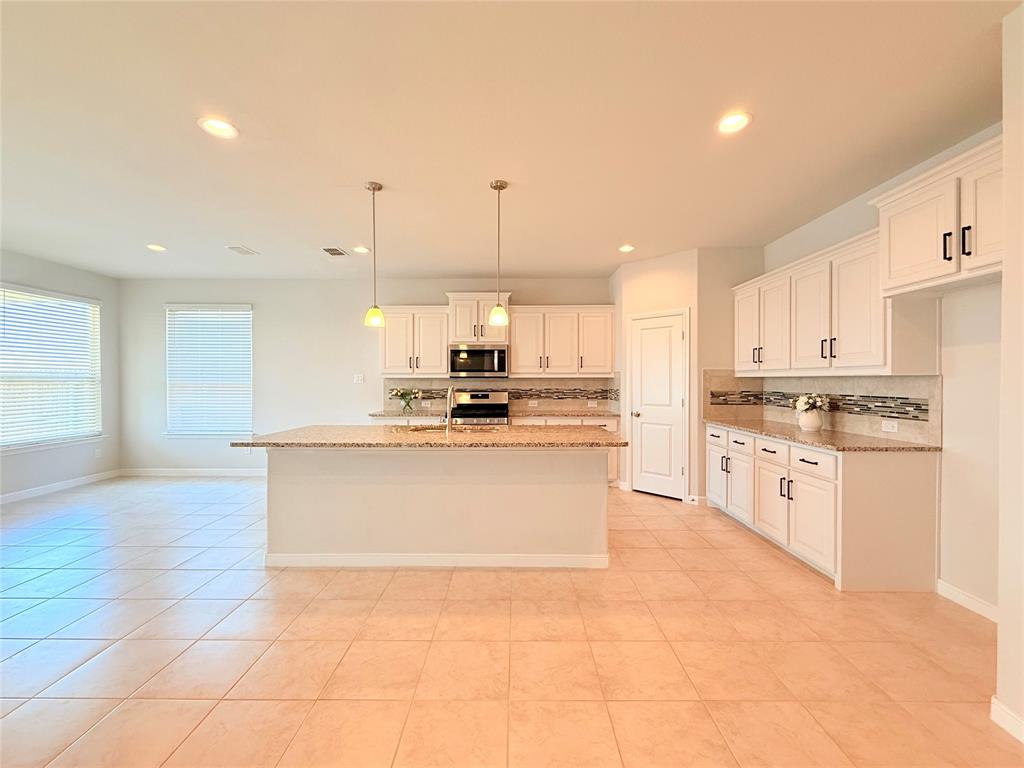 16004 Farringdon Street Property Photo 14