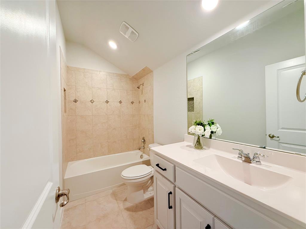 16004 Farringdon Street Property Photo 20
