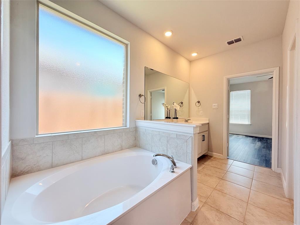 16004 Farringdon Street Property Photo 25