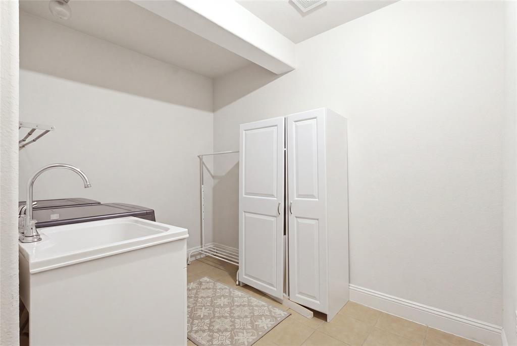 6925 Medallion Drive Property Photo 8
