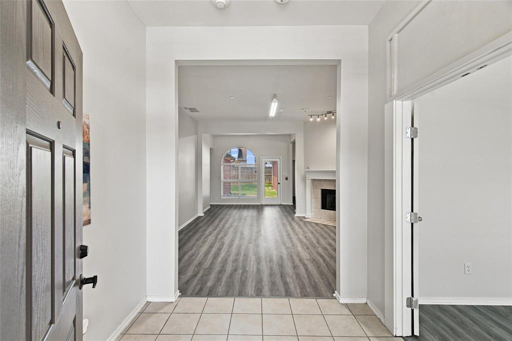 1033 Suffolk Lane Property Photo 3