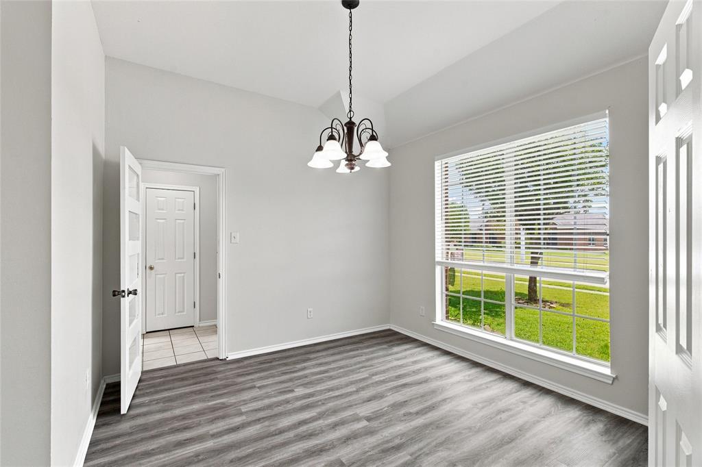 1033 Suffolk Lane Property Photo 4