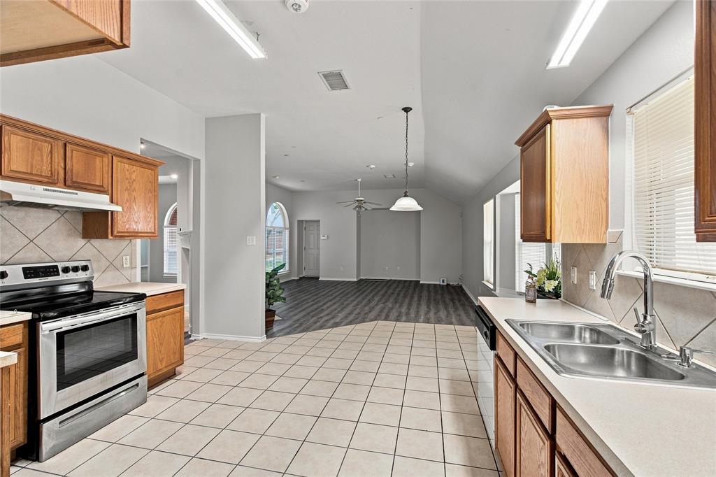 1033 Suffolk Lane Property Photo 5