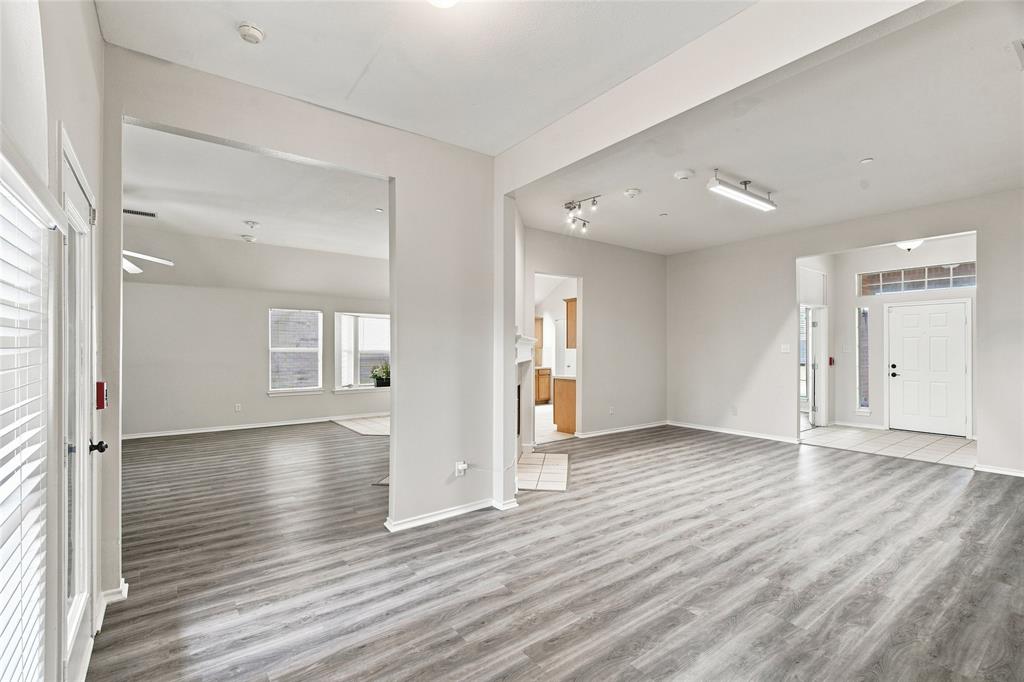 1033 Suffolk Lane Property Photo 8