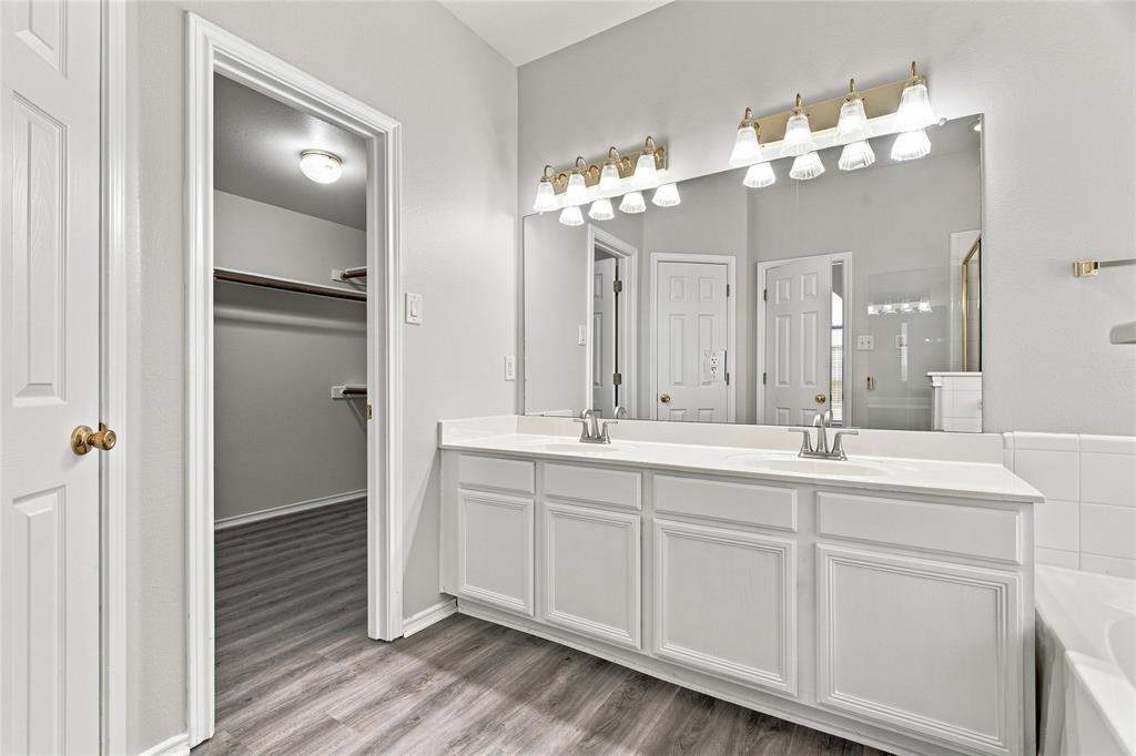 1033 Suffolk Lane Property Photo 13