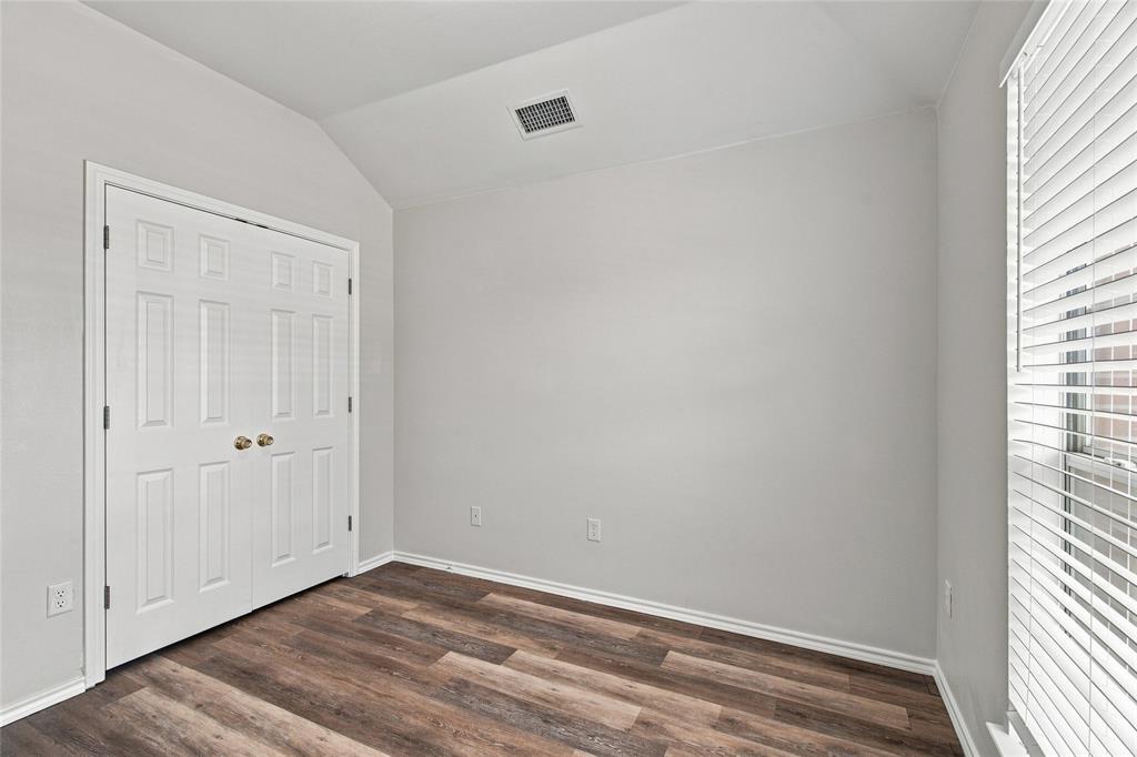 1033 Suffolk Lane Property Photo 15