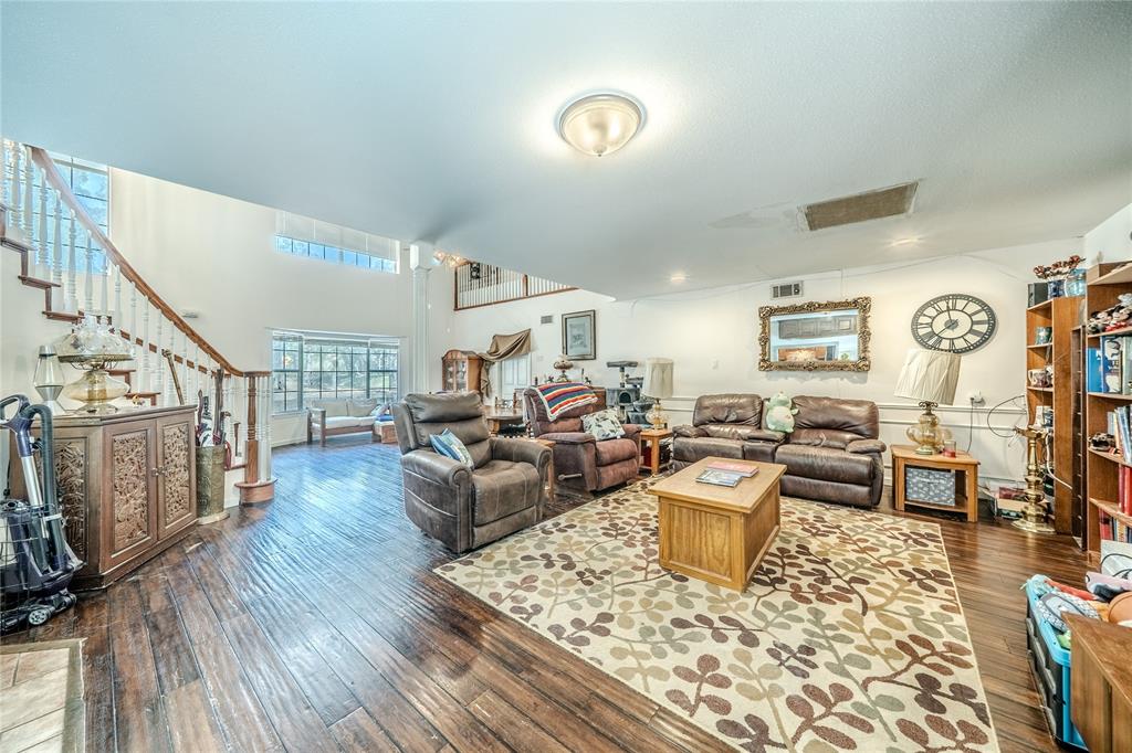 1202 Driftwood Drive Property Photo 2