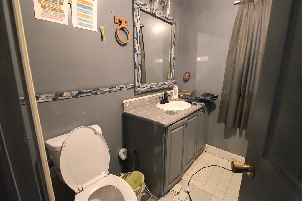 204 E 9th Property Photo 11
