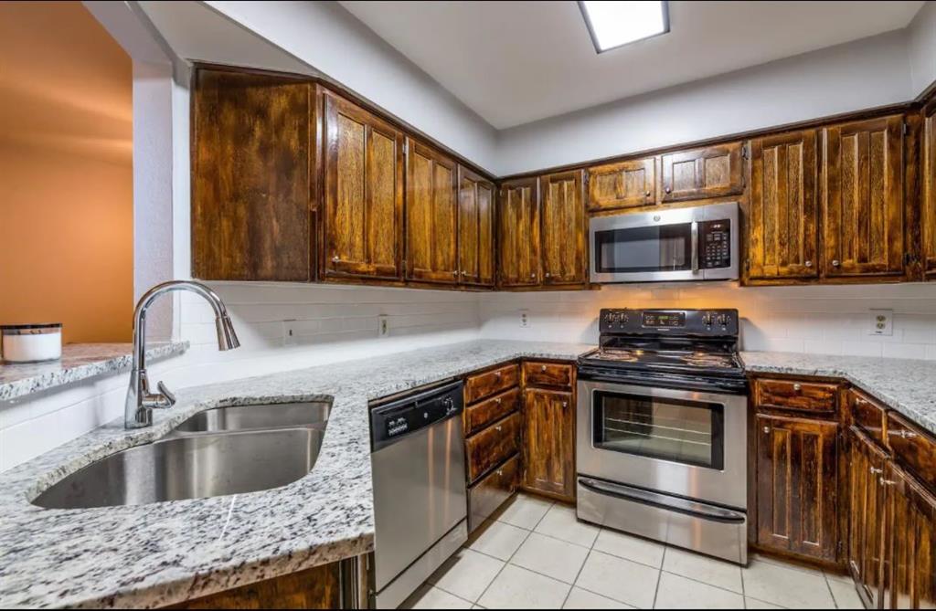 2425 Summer Place Drive Property Photo 4