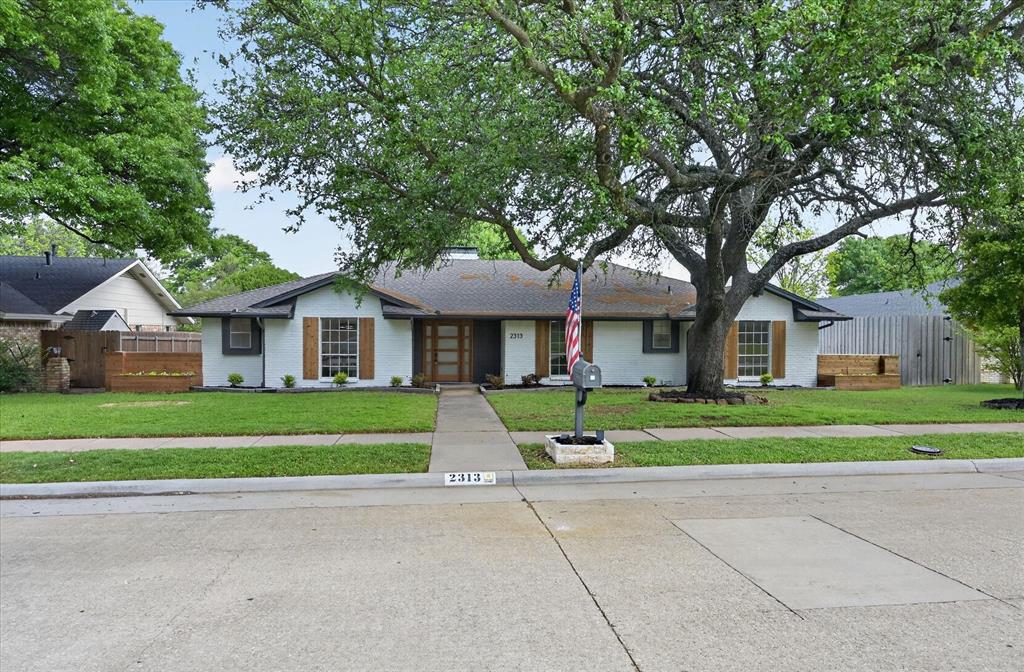 2313 Claridge Circle Property Photo 1