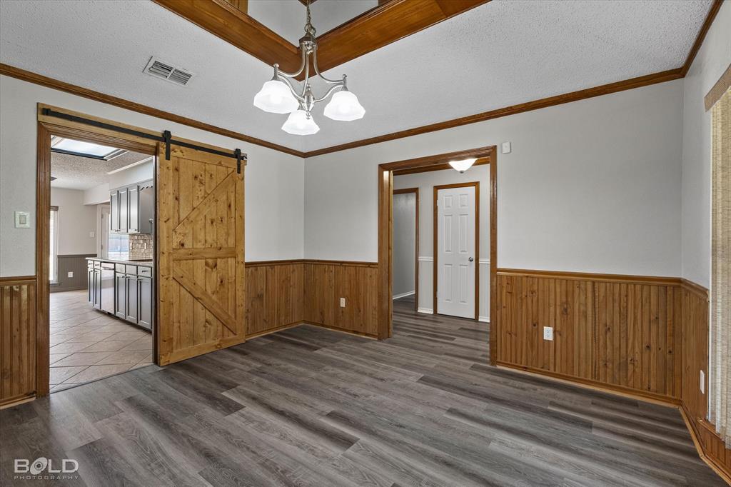 2107 Surrey Lane Property Photo 5