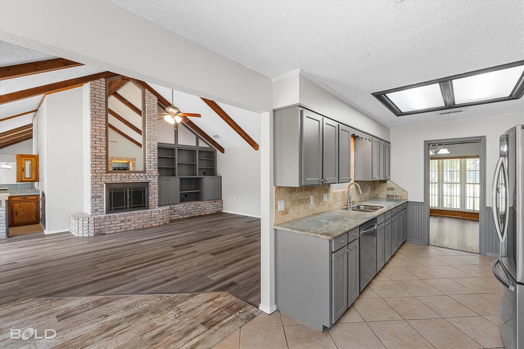 2107 Surrey Lane Property Photo 14
