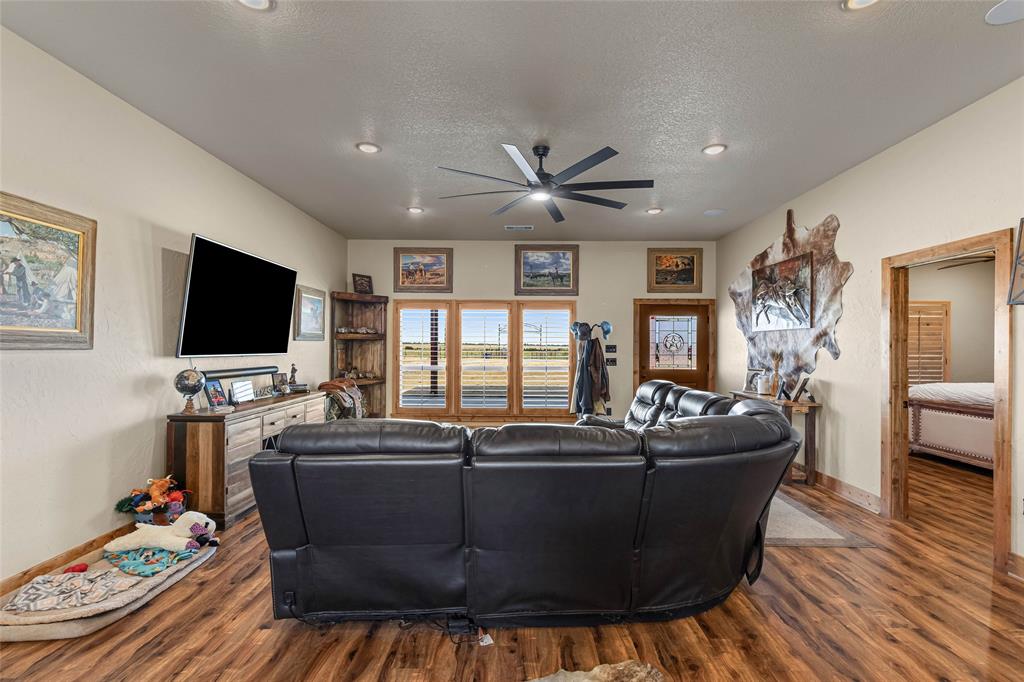 12880 N County Line Rd Property Photo 9
