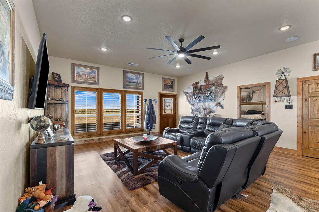 12880 N County Line Rd Property Photo 10