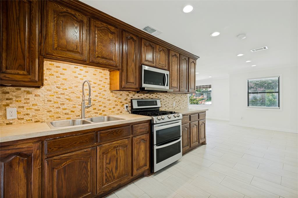 4228 Hyde Park Drive Property Photo 7