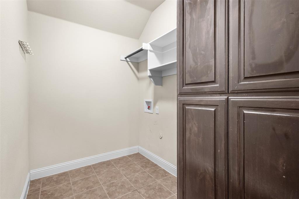 913 Abbey Lane Property Photo 10