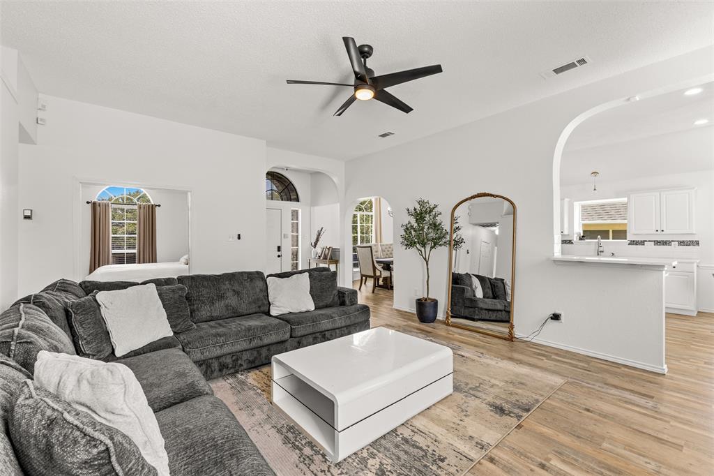 1938 Woodglen Drive Property Photo 11