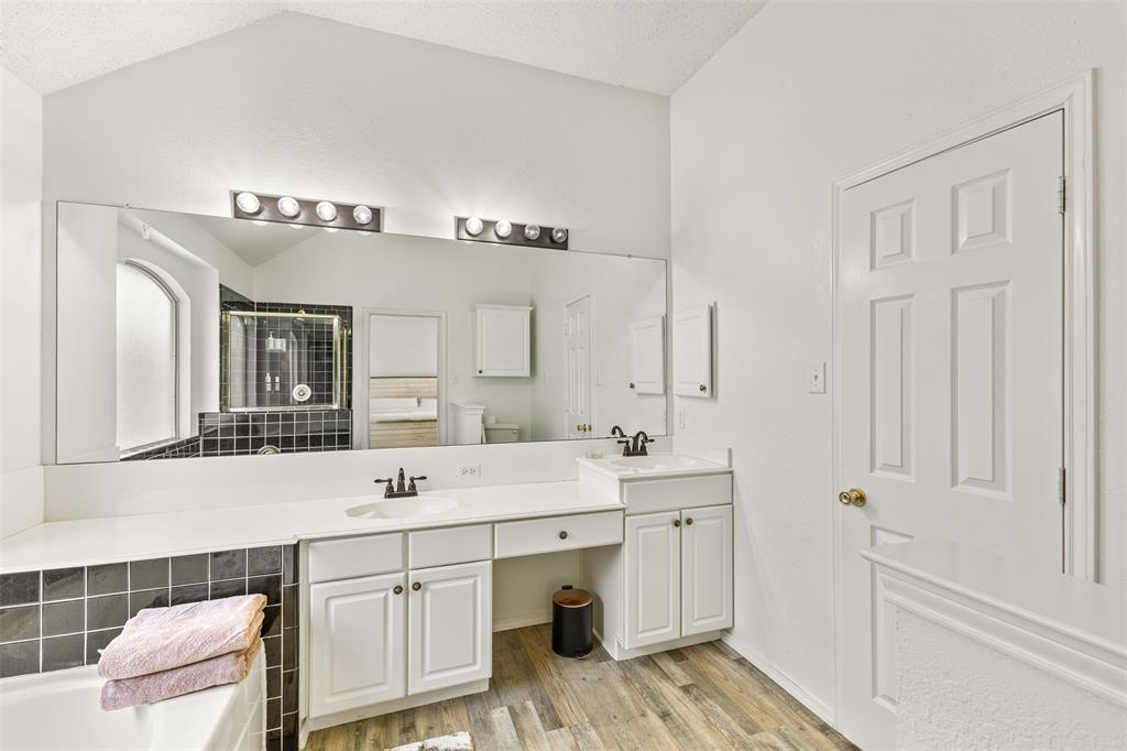 1938 Woodglen Drive Property Photo 17