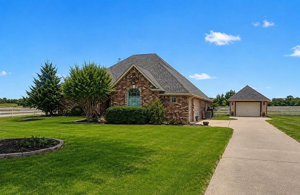 1908 Meadow Springs Drive Property Photo 2
