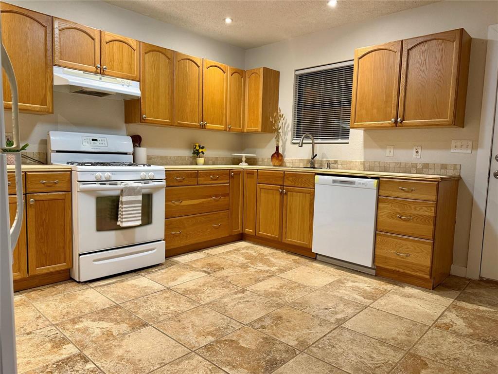 739 W Pine Street Property Photo 8