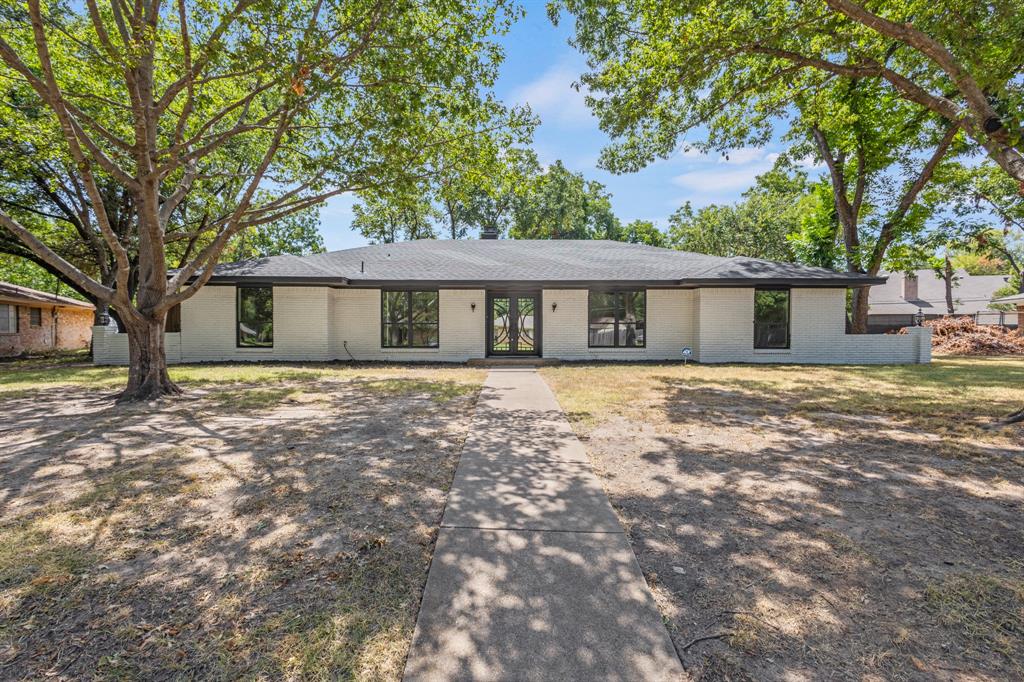 729 Surrey Circle Property Photo 1