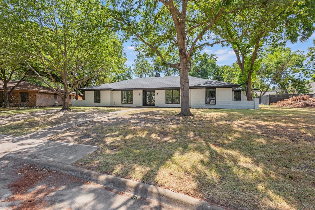729 Surrey Circle Property Photo 3