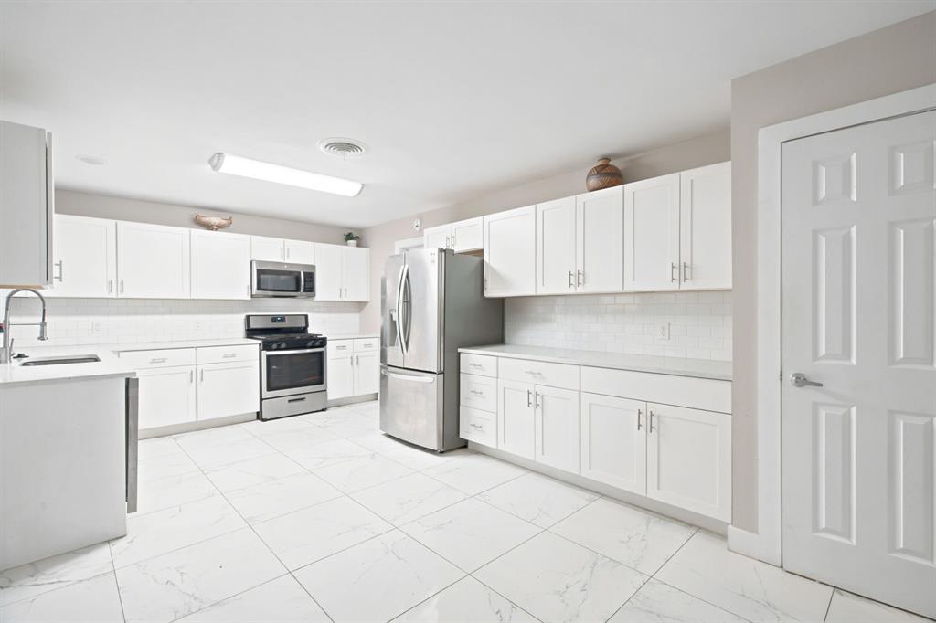 109 W 11th Street Property Photo 6
