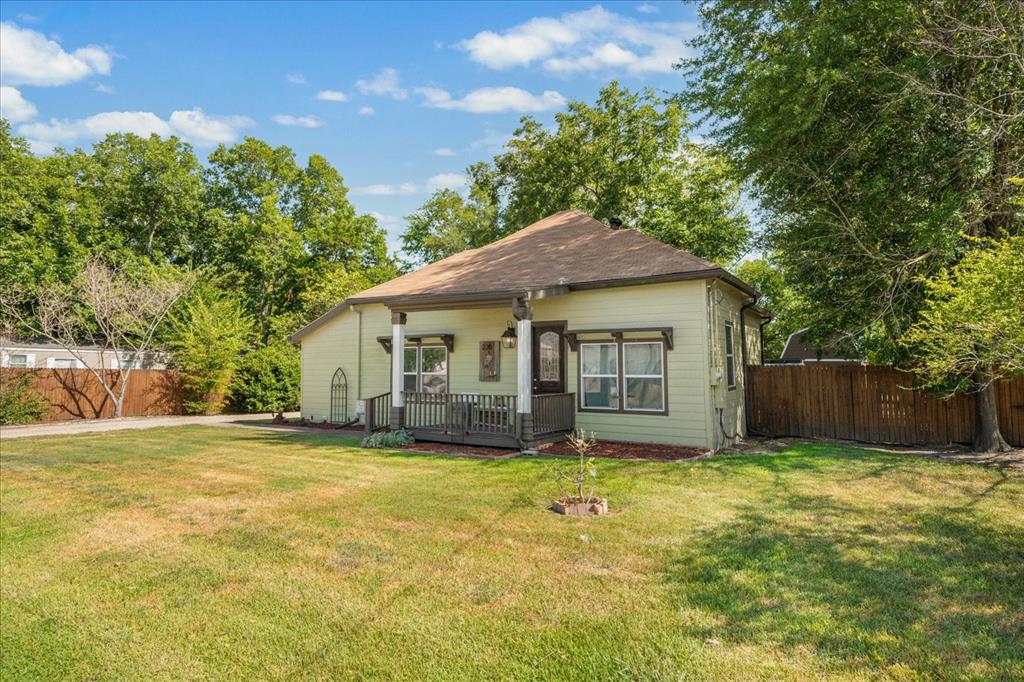 220 E Holley Street Property Photo 4
