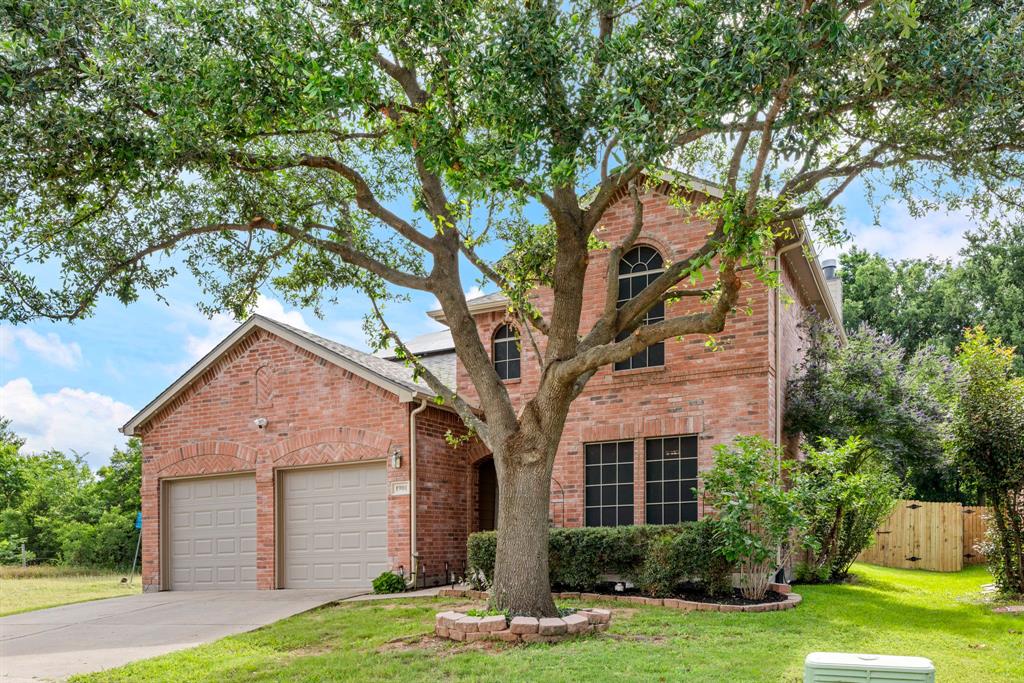 1901 Highland Oaks Drive Property Photo 1