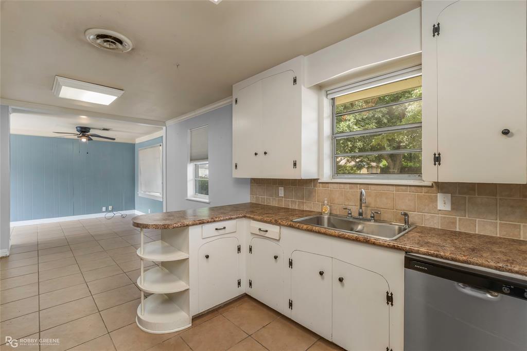 2704 E Cavett Drive Property Photo 4