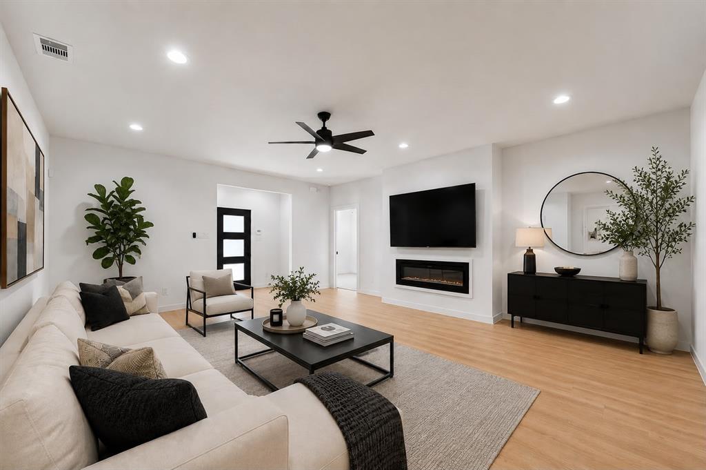 2723 Lagow Street Property Photo 2