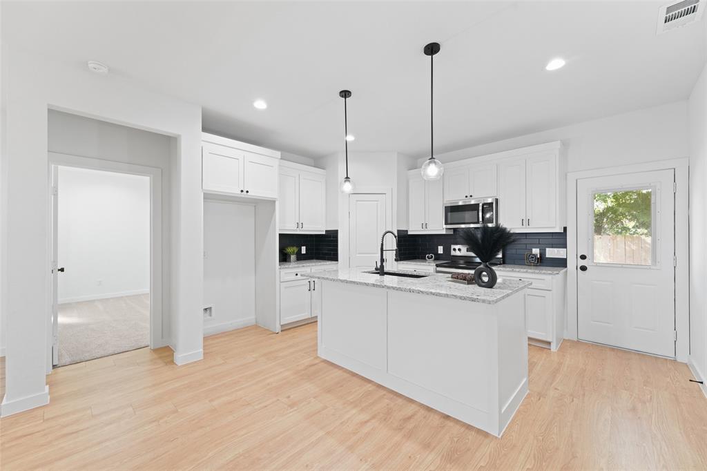 2723 Lagow Street Property Photo 4