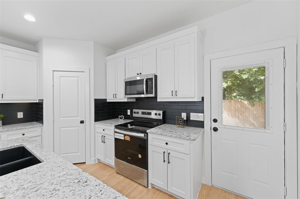 2723 Lagow Street Property Photo 5