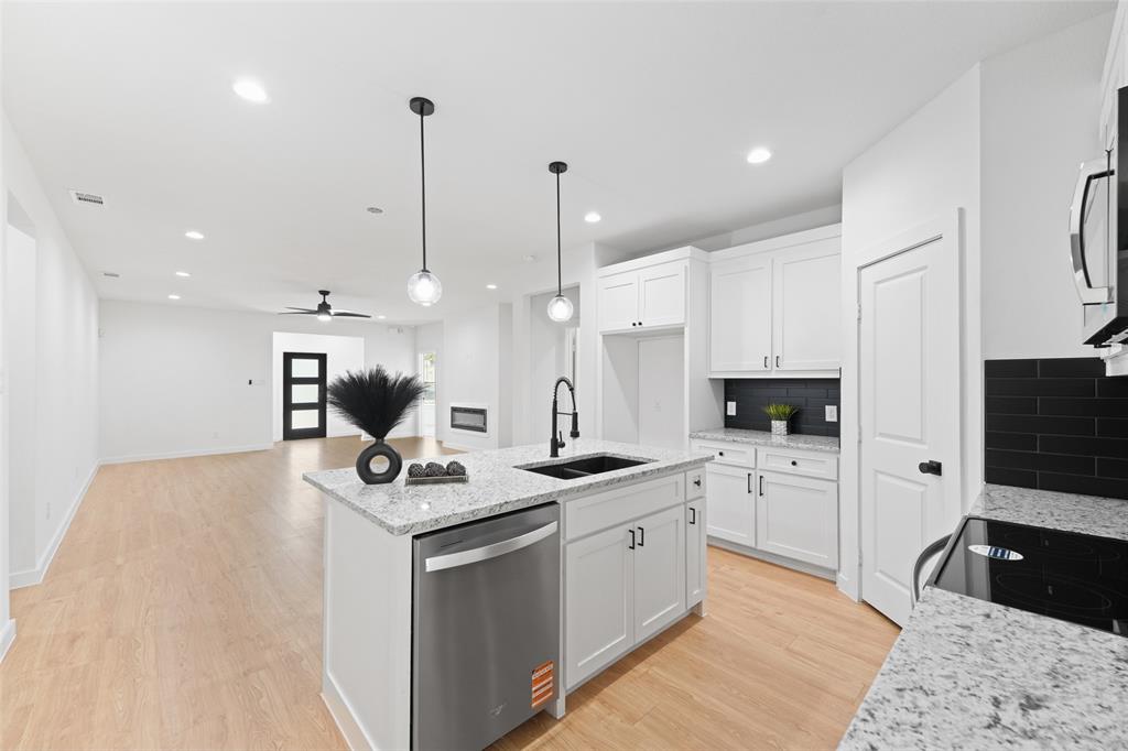 2723 Lagow Street Property Photo 6