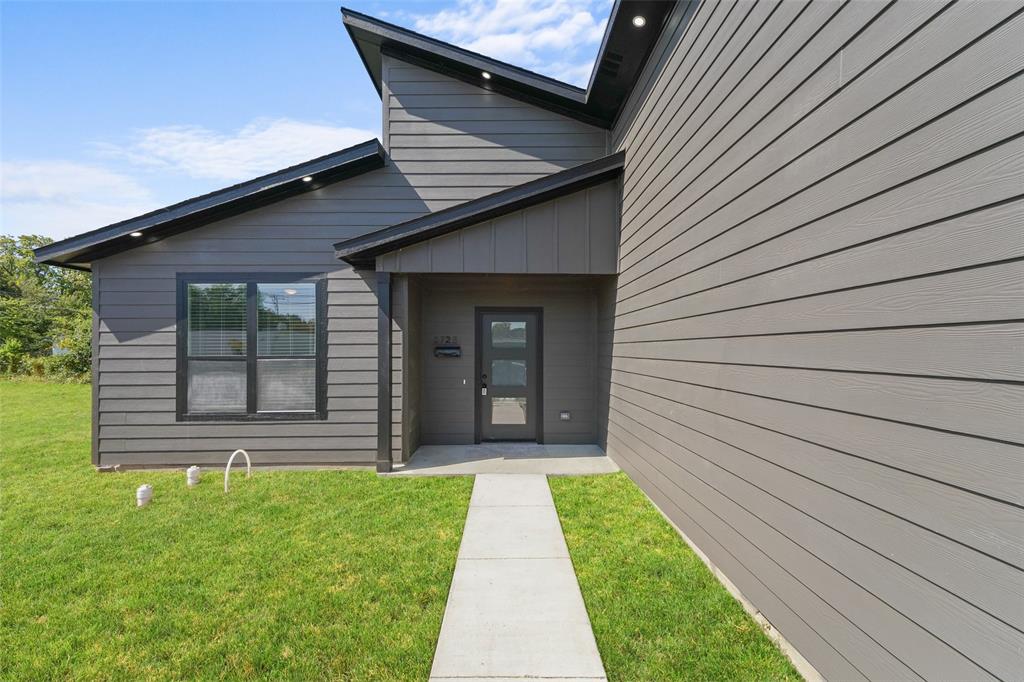 2723 Lagow Street Property Photo 31