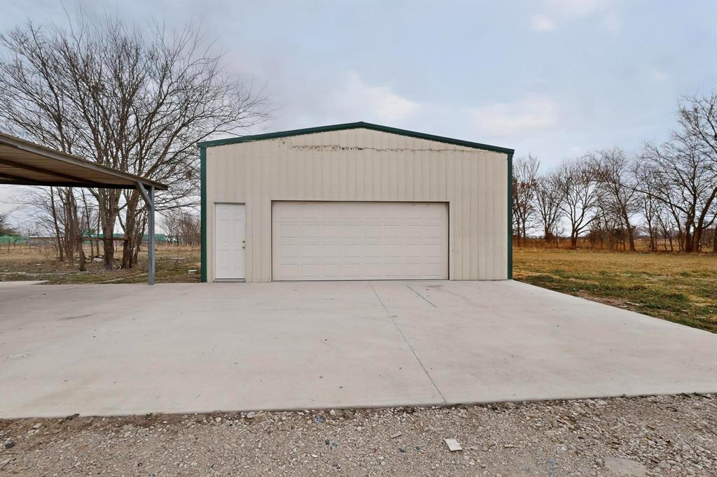 6553 Private Road 2270 Property Photo 4