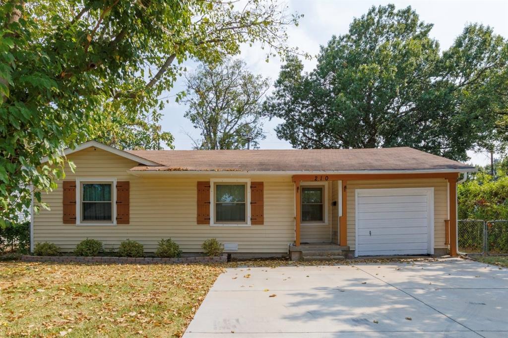 210 E Daugherty Drive Property Photo 1