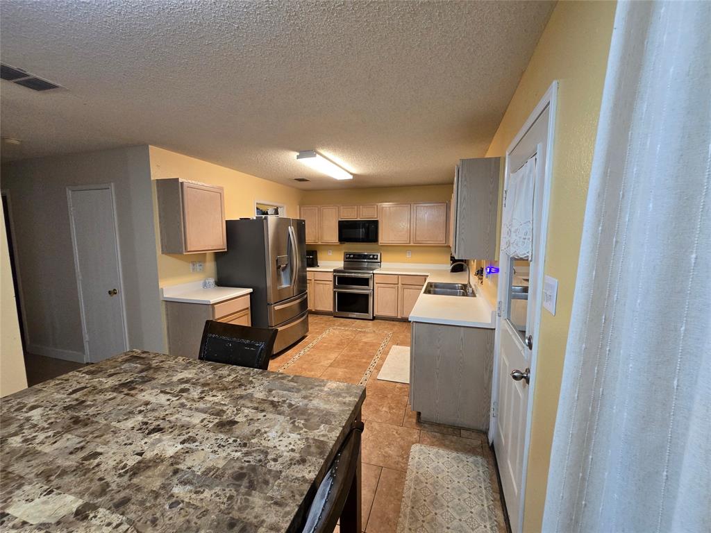 3813 Summer Hill Drive Property Photo 5