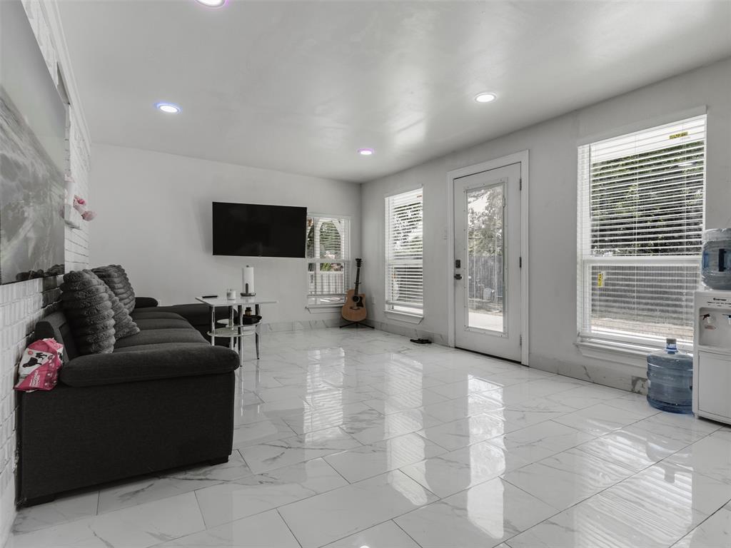 500 Oakwood Drive Property Photo 2