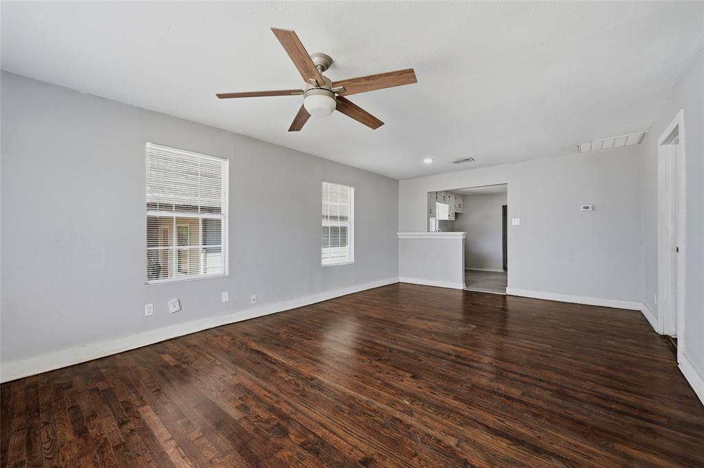 215 W Walker Street Property Photo 5
