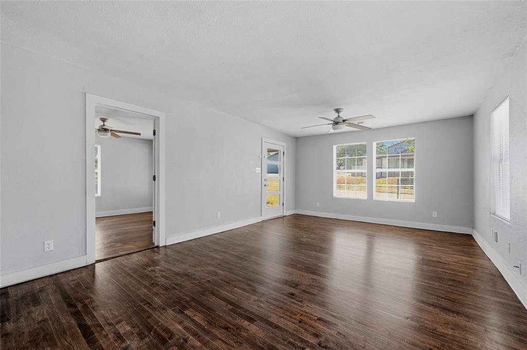 215 W Walker Street Property Photo 7