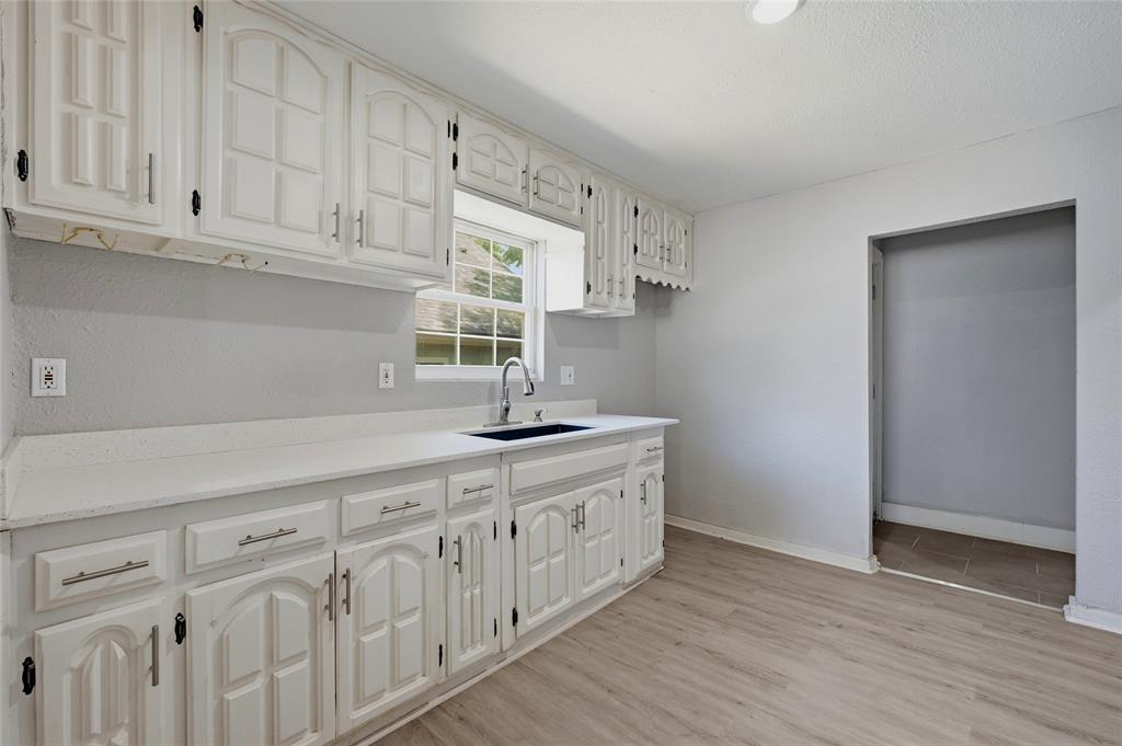 215 W Walker Street Property Photo 8