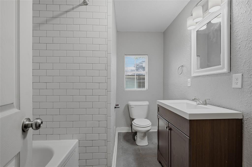 215 W Walker Street Property Photo 16